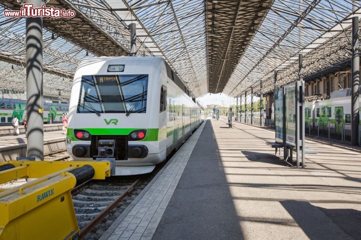 Immagine Stazione ferroviaria di Helsinki, la capitale della Finlandia - © SMIRNOVA IRINA / Shutterstock.com