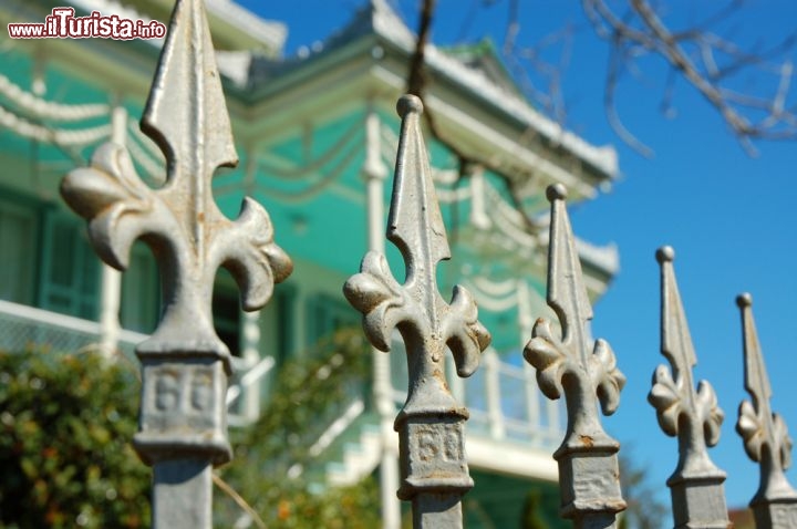 Immagine Particolare delle Steamboat Houses, New Orleans - Fra i più suggestivi edifici antichi costruiti a New Orleans due sorgono a Lower Ninth Ward. Agli inizi del 20° secolo la famiglia Doullut fece edificare le famose Steamboat Houses che si trovano al 400 e 503 di Egania Street. La prima casa risale al 1905 quando il capitano Milton P. Doullut la costruì per sè mentre la seconda è del 1913 destinata a diventare l'abitazione del figlio Paul. L'architettura unica di questi due edifici si ispira ai battelli a vapore guidati dalla famiglia lungo il fiume Mississipi e all'arte giapponese che si riscontra soprattutto nella forma e nelle caratteristiche del tetto a pagoda - © Lori Monahan Borden / Shutterstock.com