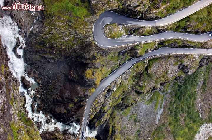 Immagine La cascata Stigfossen, lungo la discesa dei Trollstigen, il punto più spettacolare della Strada 63, lungo la cosiddetta Golden Route della Norvegia, che collega Geiranger con Andalsnes.