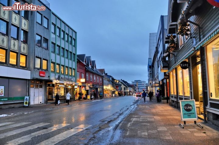 Immagine Storgata, la via centrale di Tromso vista  in inverno (gennaio) alle 11 del mattino. Il sole manca da Tromso dal 21 novembre al 21 gennaio, e la luce diurna è molto fioco, ed assomiglia a quella di un lunghissimo crepuscolo