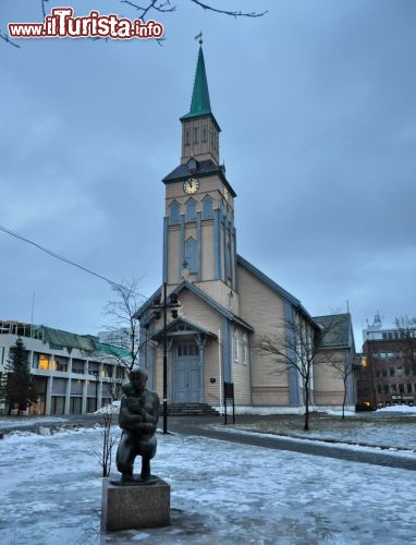 Immagine Dalla via Storgata così si presenta in inverno la piazza davanti alla cattedrale di Tromso in Norvegia