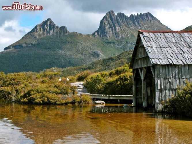 Immagine Una storica Boathouse, una rimessa per barche, sul Dove Lake (Cradle Mountain Park) in Tasmania - © Ashley Whitworth / Shutterstock.com