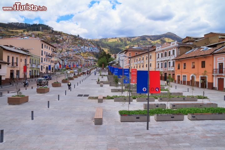 Immagine Il centro storico della città coloniale di Quito, capitale dell'Ecuador, Patrimonio dell'Umanità dell'UNESCO dal 1978. Posizionata ad alta quota lungo le Ande, accarezzata da temperature fresche perennemente primaverili, sembra sfiorare il cielo coi tetti delle case - © Pablo Hidalgo / Shutterstock.com