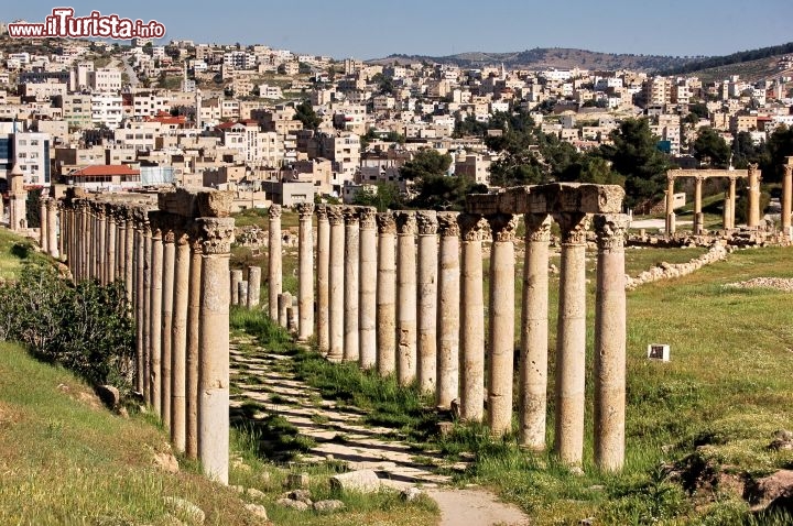 Immagine La Strada Colonnata di Gerasa: sullo sfondo la Jerash moderna, la città a 51 km a nord di Amman. in Giordania