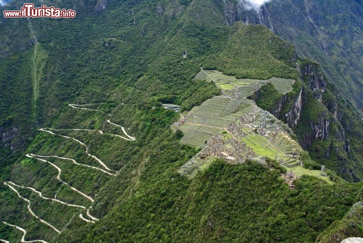 Immagine Strada verso Machu Picchu, Perù - Vista dall'alto su Machu Picchu da cui si può ammirare la spettacolare strada a zigzag che percorre il pendio della montagna andina sino a raggiungere il sito archeologico. Immerso in una natura incontaminata, il percorso panoramico accompagna alla scoperta dell'antica città perduta del popolo inca - © Teo Dominguez / Shutterstock.com