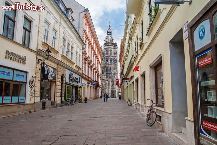 Immagine La centralissima strada Mkynska a Kosice (Slovacchia). In fondo la sagoma della Cattedrale di Santa Elisabetta, la grande chiesa gotica dell'est Europa - © Mariia Golovianko / Shutterstock.com