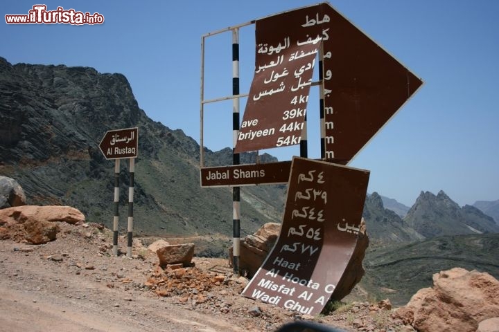 Immagine Una strada sterrata in Oman. Ci troviamo a nord, tra le montagne selvagge della penisola di Musandam - © Styve Reineck / Shutterstock.com