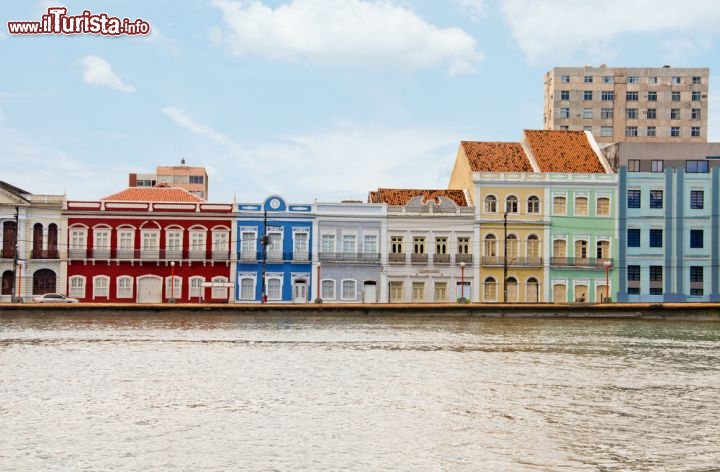 Immagine Strada del centro di Recife, fotografata alla mattina. Recife è la capitale del Pernambuco in Brasile - © Vitoriano Junior / Shutterstock.com