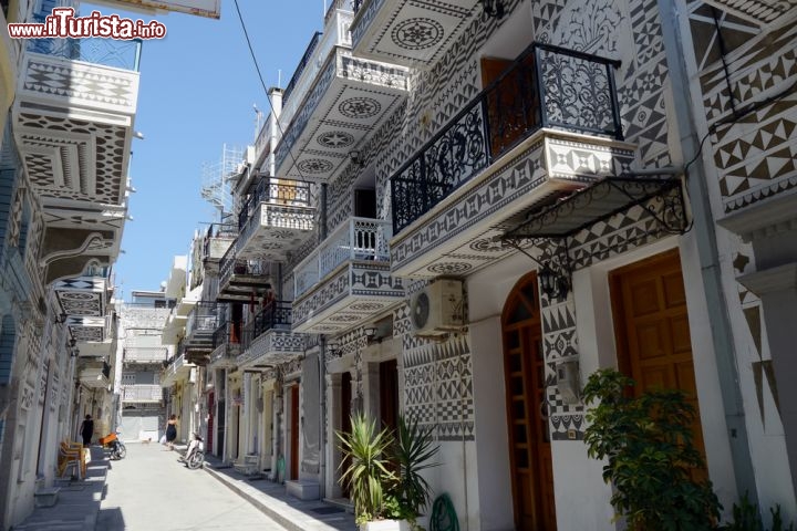 Immagine Una strada di Pyrgi, centro abitato dell'isola di Chios, nella Grecia nord-orientale. Qui si possono ancora ammirare belle architetture tipiche, con facciate decorate simili a pizzi e raffinati balconi in ferro battuto. Le decorazioni geometriche delle pareti si chiamano Xysta e risalgono alla dominazione genovese. Il villaggio vanta la presenza del monastero biazantino di Nea Monti, dichiarato Patrimonio dell'Umanità dall'UNESCO - © fivepointsix / Shutterstock.com