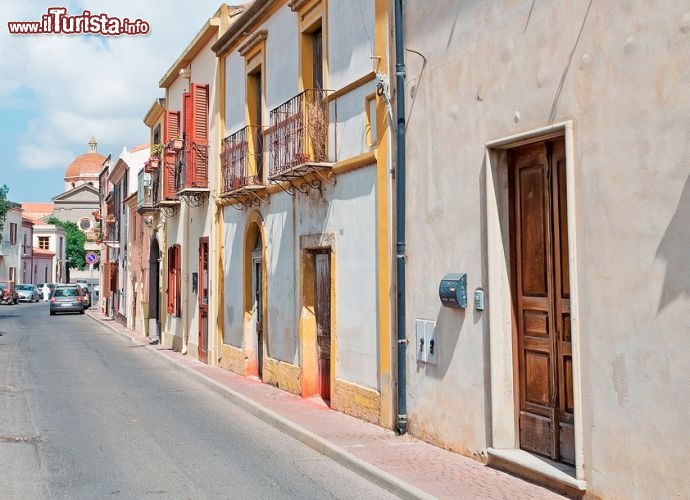 Immagine Strada del centro di Cabras, penisola del Sinis in Sardegna  - © Gabriele Maltinti / Shutterstock.com