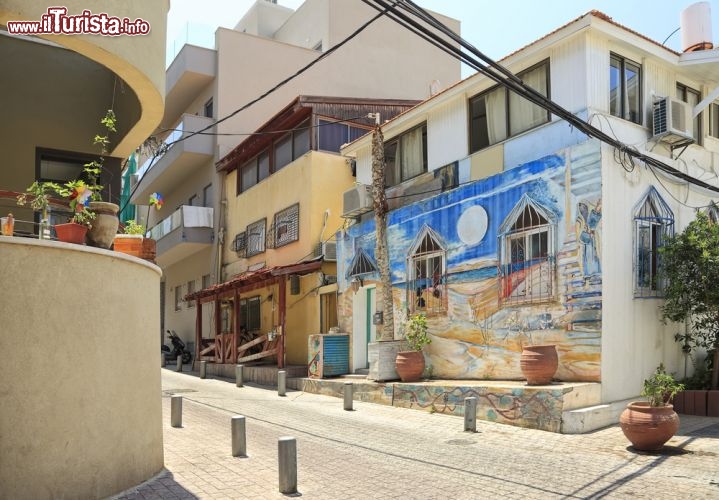 Immagine Una strada del centro storico di Tel Aviv (Israele), nella zona residenziale restaurata - © Protasov AN / Shutterstock.com