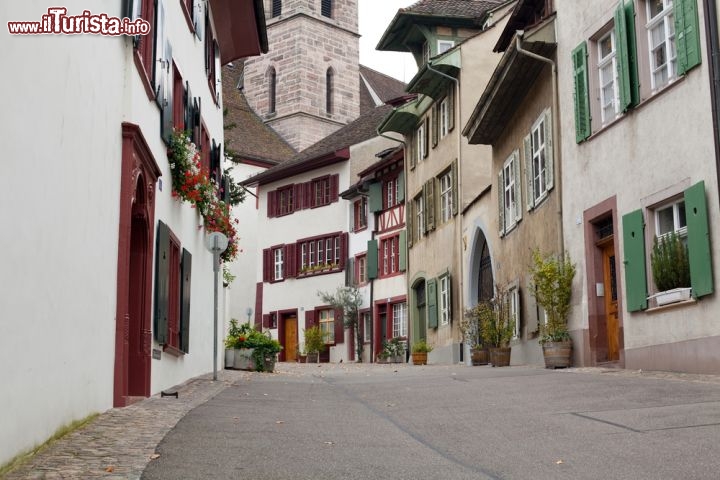Immagine Centro storico di Basilea, Svizzera - Sulla sponda sinistra del Reno si adagia elegante il cuore di Basilea dove a rappresentare il fulcro della cittadina svizzera è Markplatz che ospita un pittoresco mercato e il Municipio. Dalla pizza centrale di Basilea partono tutte le strade che compongono la grande area pedonale dove sorgono palazzi e dimore storiche, negozi e ristoranti oltre che edifici religiosi. Passeggiare lungo le vie del centro storico di Basel, come viene chiamata in tedesco, è un modo interessante per coglierne al meglio l'atmosfera raffinata e al contempo moderna © Diana Taliun / shutterstock.com