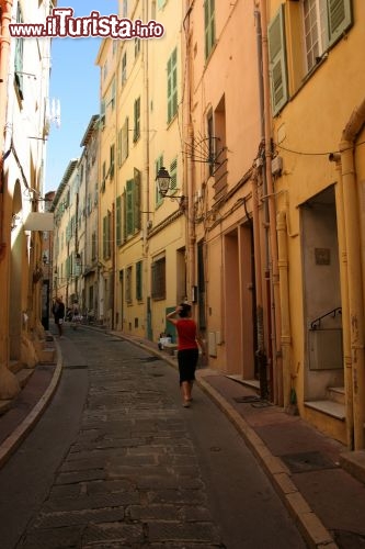 Immagine Strada nel centro storico del borgo di Mentone Francia - © titus manea / Shutterstock.com