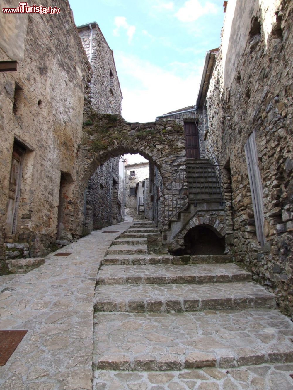 Immagine Strada nel centro storico del borgo  di Sasso di Castalda in Basilicata - ©  Pro loco