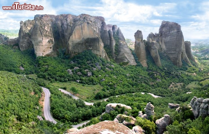 Immagine La strada che sale alle Meteore, Tessaglia - Vista panoramica sul sinuoso percorso asfaltato immerso nella natura che accompagna alla visita dei monasteri della Tessaglia. Percorrere in auto questa strada per avvicinarsi agli edifici religiosi del mondo ortodosso permette già di assaporarne l'atmosfera di mistero che li circonda - © maytree / Shutterstock.com