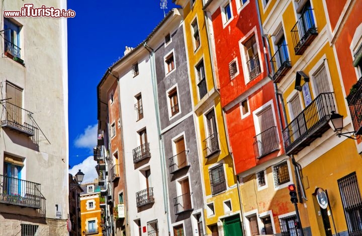 Immagine I colori di Cuenca mettono allegria soprattutto nelle giornate di sole, quando le tinte accese delle case contrastano col blu intenso del cielo - © leoks / Shutterstock.com