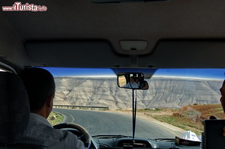 Immagine In autobus lungo la spettacolare Strada dei Re a Madaba, in  Giordania
