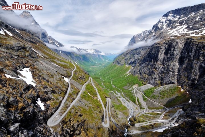 Immagine Strada dei Troll, Trollstigen (Norvegia). Si tratta di un itinerario di 106 chilometri che attraversa il meglio della natura dela Norvegia Occidentale con una vista vertiginosa su ripide montagne, cascate, fiordi e vallate.