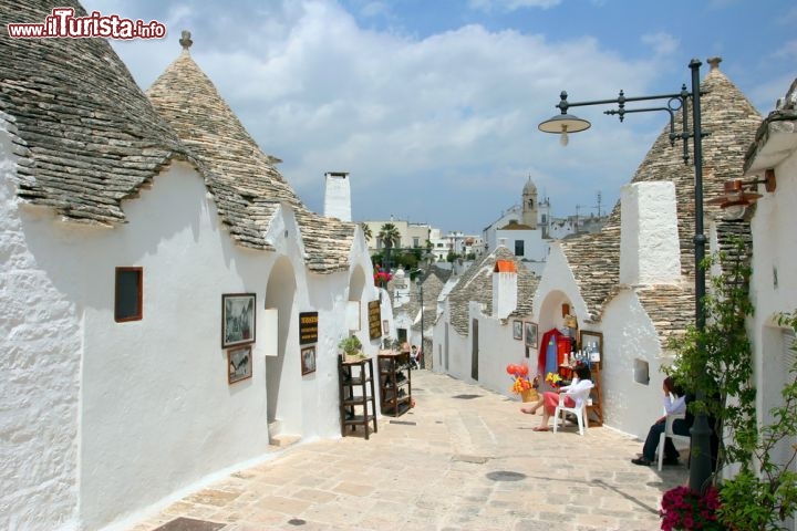 Immagine Strada dentro Alberobello, con le tipiche geometrie dei trulli di Puglia - © Pixachi / Shutterstock.com