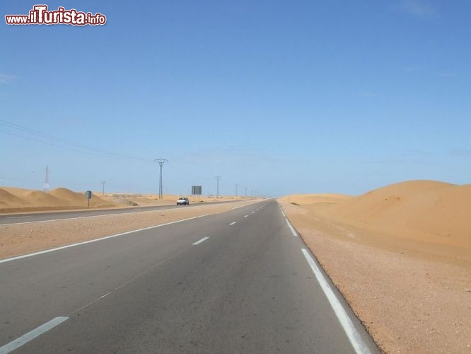 Immagine Strada nel deserto del Sahara in direzione di Laayoune, Marocco del sud - © dimitri - CC BY 2.0 - Wikimedia Commons.