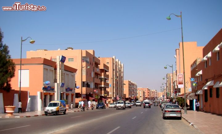 Immagine Strada del centro di  Laayoune, la più grande città del sud del Marocco, Africa nord-occidentale - © Bjørn Christian Tørrissen - CC BY-SA 3.0 - Wikimedia Commons.