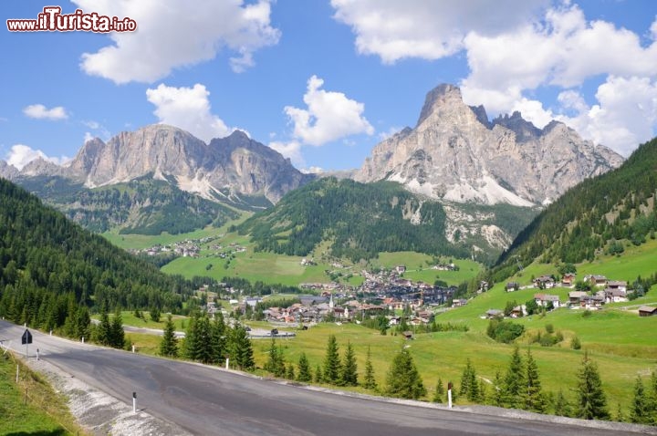 Immagine Paesaggio dolomitico a Corvara, Val Badia - A 1568 metri sul livello del mare, nel cuore delle Dolimiti, Corvara è un Comune della provincia autonoma di Bolzano. E' uno dei 18 paesi che compongono la Ladinia oltre ad essere territorio della Comunità Comprensoriale Val Pusteria © Scirocco340 / Shutterstock.com