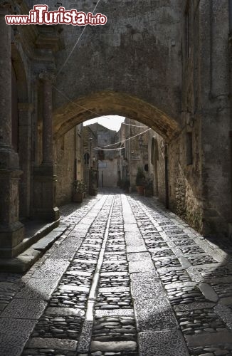 Immagine Nel cuore di Erice, nel nord-ovest della Sicilia, il sole gioca tra gli archi, le mura e le gradinate del borgo medievale, illuminando strade lastricate e piazzette di ciottoli - © Angelo Giampiccolo / Shutterstock.com