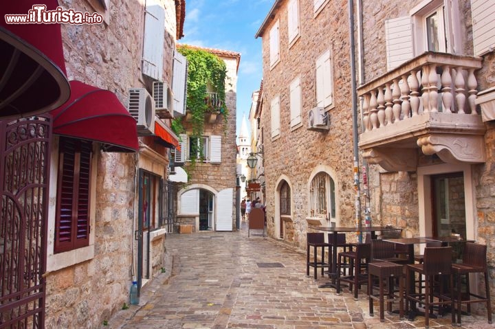 Immagine Strada lastricata nel centro storico di Budva, la bella città costiera del Montenegro  - © Phant / Shutterstock.com