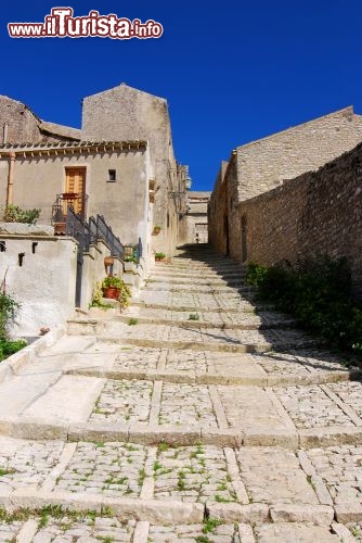 Immagine Borgo medievale di Erice, in provincia di Trapani, sulla punta nord-occidentale della Sicilia: una delle antiche strade a gradoni dove un tempo si passava a cavallo o con l'asino - © Emi Cristea / Shutterstock.com