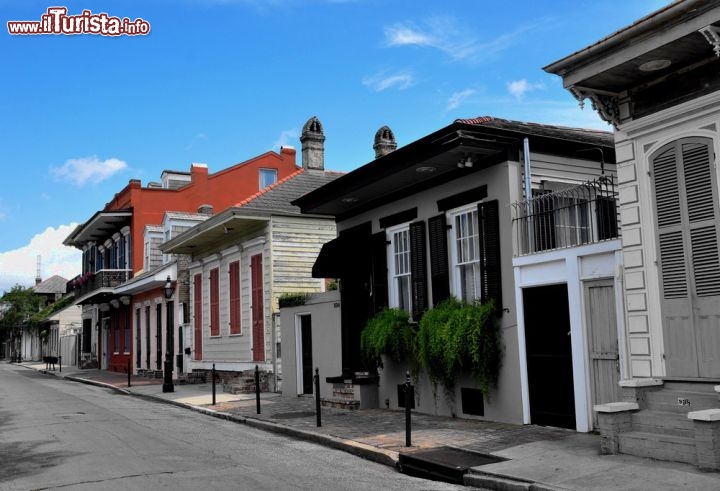 Immagine Una strada del Quartiere Francese di New Orleans - Passeggiare nel cuore antico della città significa anche osservare da vicino i diversi stili di architettura con cui sono stati costruiti edifici e palazzi di New Orleans. Dopo gli incendi avvenuti nel 1788 e nel 1794 fu vietata la costruzione di pareti esterne in legno dando preferenza allo stucco dipinto, meno facilmente infiammabile - © Chuck Wagner / Shutterstock.com