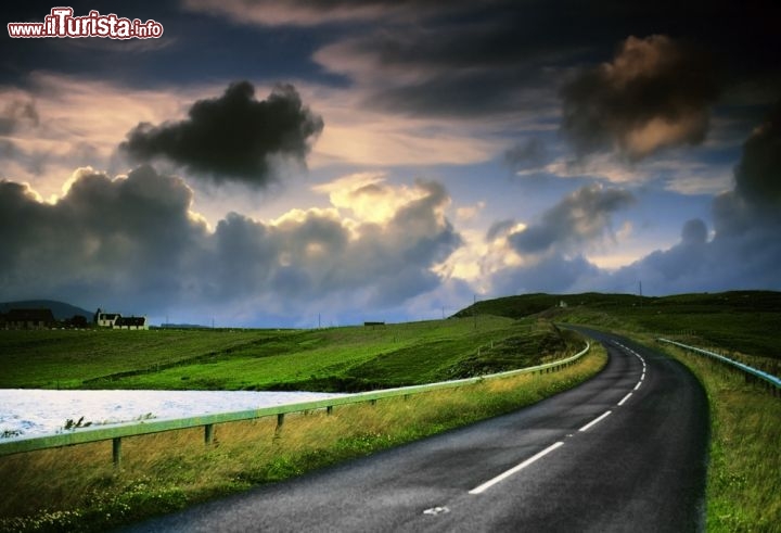 Immagine Strada panoramica sull'isola di Skye in Scozia (Highlands, Scotland) - © David Hughes / Shutterstock.com
