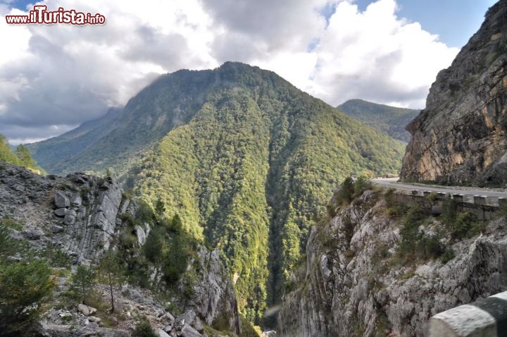 Immagine La strada che collega Zugdidi con Mestia, è uno dei percorsi più belli della Georgia. Da percorrre con calma, facendo attenzione alle curve ed ai temibili precipizi, offre paesaggi mozzafiato tra le montagne del Caucaso. 