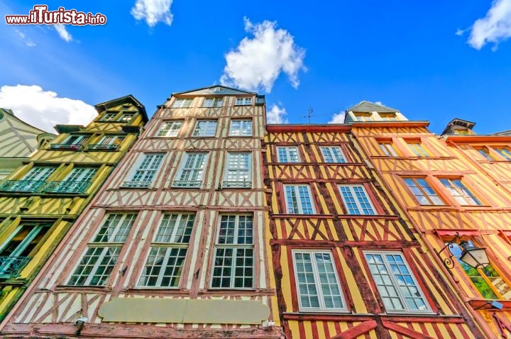Immagine Strada pittoresca nel centro di Rouen in Francia, la fantastica città dell'Alta Normandia, vicino alle coste nord, dove si trova il Canale della Manica - © StevanZZ / Shutterstock.com