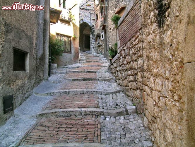 Immagine Una stradina si arrampica nello storico borgo di Castro dei Volsci nel Lazio. Ci troviamo nella Provincia di Frosinone, tra le colline della Ciociaria - © www.comune.castrodeivolsci.fr.it/