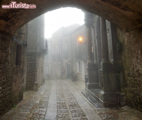 Immagine Nel centro di Erice (Trapani, Sicilia) si intrecciano stradine pittoresche. Anche qui, nel cuore del Mediterraneo, capita che la nebbia renda affascinanti e misteriose le vie del borgo - © fokusgood / Shutterstock.com