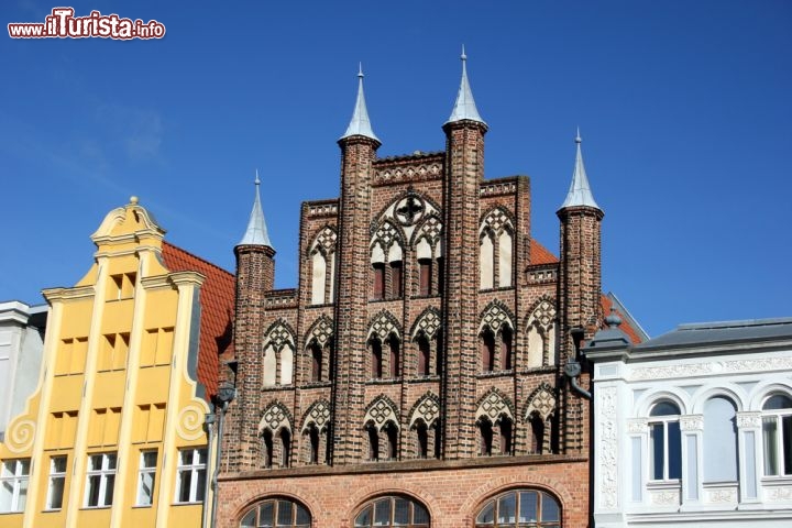 Immagine Stralsund affascina i visitatori con il suo centro storico gotico, con i palazzi nello stile tipico anseatico, che si trova nelle città storiche lungo le coste del Mar Baltico, in Germania - © anweber / Shutterstock.com