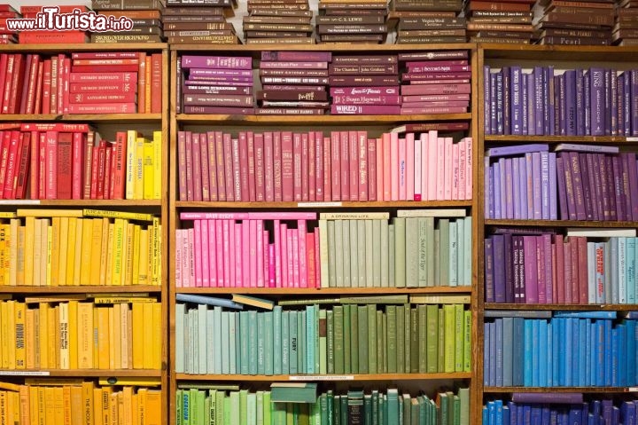 Immagine Strand Bookstore a New York, Stati Uniti. Questa bella libreria indipendente situata all'828 di Broadway, all'angolo di East 12th Street nel quartiere East Village di Manhattan, è una delle più importanti di New York. Lo slogan dello Strand Bookstore è "18 Miles of Books", ovvero 18 miglia di libri