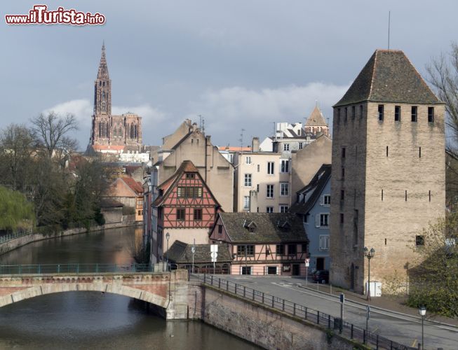 Immagine Centro medievale di Strasburgo, Francia - Dal latino "Strateburgus", che significa città delle strade, il nome di questa città capoluogo dell'Alsazia è di origine tedesca poichè in passato il territorio alsaziano passò sia sotto il controllo della Francia che della Germania © PRILL / Shutterstock.com