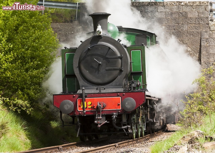 Immagine Una locomotiva a vapore lungo la Strathspey Steam Railway, la ferrovia delle Highlands in Scozia - © PHB.cz (Richard Semik) / Shutterstock.com