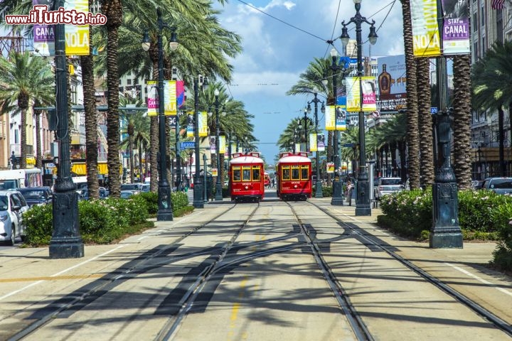 Immagine Streetcar Line, New Orleans - Per un tour alla scoperta dell'anima più vera di New Orleans i veicoli elettrici vintage, chiamati Streetcars, rappresentano uno dei mezzi di locomozione più interessante su cui viaggiare almeno una volta quando si è nella città della Louisiana. Tre le linee della Streetcar - St.Charles, Canal Street e Riverfront - che partono dalla città bassa e che permettono di raggiungere luoghi diversi di New Orleans. Il costo del biglietto si aggira su 1,25$ e può essere acquistato direttamente a bordo - © Jorg Hackemann / Shutterstock.com