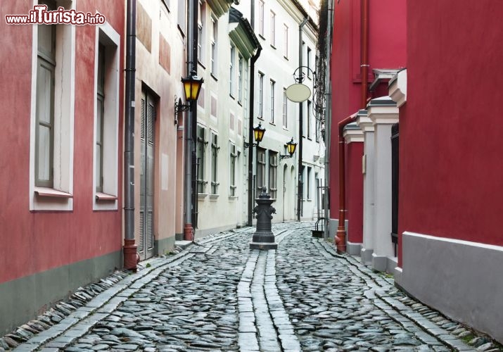 Immagine Stretta via acciottolata in centro a Riga, la bella capitale della Lettonia - © Sergei25 / Shutterstock.com