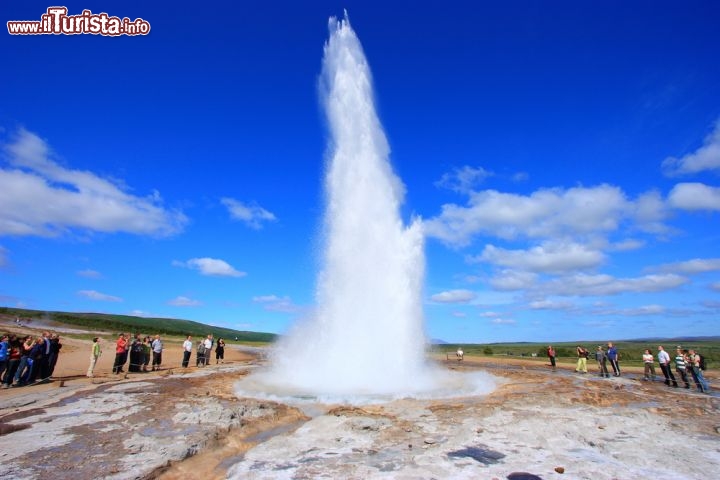 Immagine Il geyser di Strokkur in Islanda: si tratta di uno dei geyser più regolari dell'Islanda, e che non delude mai i viaggiatori. Si trova nella porzione di sud-occidentale del territorio islandese, lungo la valle del fiume Hvítá, appena ad oriente della capitale Reykjavik. Nella stessa zona si trova il celebre Geysir, che ha dato il nome a questo tipo di strutture geologiche. Lo Strokkur erutta anche fino a 12-14 volte ogni ore, ma in media i tempi di ritorno si aggirano tra i 4 e gli 8 minuti 37953883 - © YellowSummer / Shutterstock.com