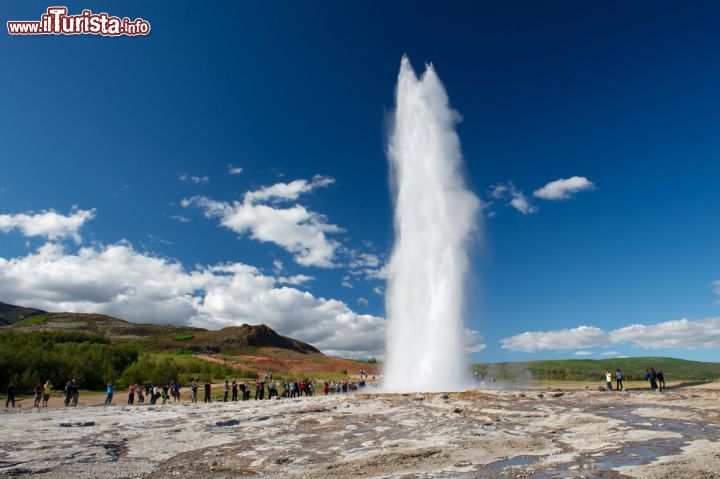 Immagine Eruzione del geyser Strokkur, Islanda. Con i suoi fiotti che raggiungono i 15-20 metri, e talvolta i 40, Strokkur è il geyser più fotografato al mondo. Ogni anno attrae milioni di turisti - © George Koultouridis / Shutterstock.com