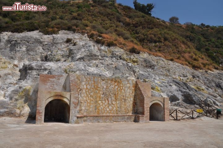 Immagine Stufe nella Solfatara di Pozzuoli. Nel 19° secolo servivano come terme, per i trattamenti delle vie respiratorie