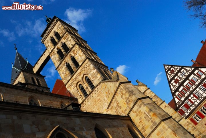 Immagine A Esslingen am Neckar (Germania, land del Baden Wurttemberg, a pochi chilometri da Stoccarda) il centro medievale è dominato dalla chiesa di St.Dionys, caratterizzata da due campanili collegati tra loro da un ponte. Il sito era già occupato da un edificio di culto nell'800, ma solo tra il 1220 e il 1320 è stata realizzata l'attuale chiesa in stile gotico. Il ponte tra i campanili è stato aggiunto nel Seicento per evitare che la torre sud si inclinasse  - © Yuriy Davats / Shutterstock.com