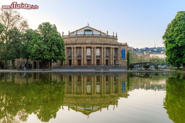 Immagine Il teatro dell'opera di Stoccarda (per i tedeschi Stuttgard, Germania meridionale) fa da sfondo alle esibizioni della compagnia lirica e del corpo di ballo della città. Fu costruito da Max Littman tra il 1909 e il 1912 e restaurato negli anni Ottanta, e al di là degli spettacoli merita una visita per l'eleganza architettonica: il colonnato in stile neoclassico che si specchia nell'acqua, la volta dipinta dell'auditorium e le sculture del foyer ne fanno un vero e proprio gioiello - © Andreas Zerndl / Shutterstock.com