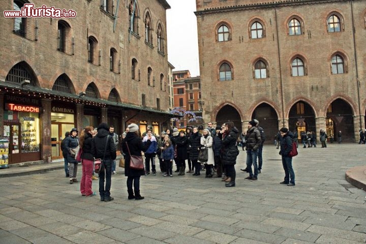 Immagine Succede solo a Bologna: tour con accompagnatore e servizio persone audiolese, Emilia Romagna. Grazie a questo interessante progetto promosso dall'associazione bolgonese è possibile per persone non udenti partecipare a visite guidate dei principali monumenti e luoghi di Bologna.