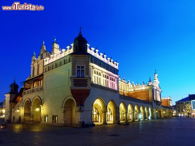 Immagine Sukiennice, l'antico mercato dei tessuti si trova al centro della Piazza del Mercato, nel cuore di Cracovia, in Polonia - © pryzmat / Shutterstock.com