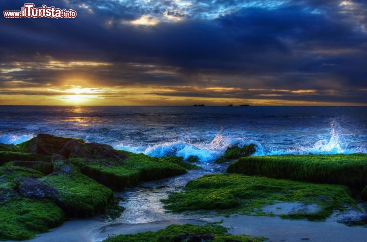 Immagine Tramonto su una spiaggia di Perth, Australia. Situata sulla costa occidentale, questa cittadina è considerata la più isolata dello stato: il primo più vicino centro abitato è Adelaide e dista 2700 km. 108594494