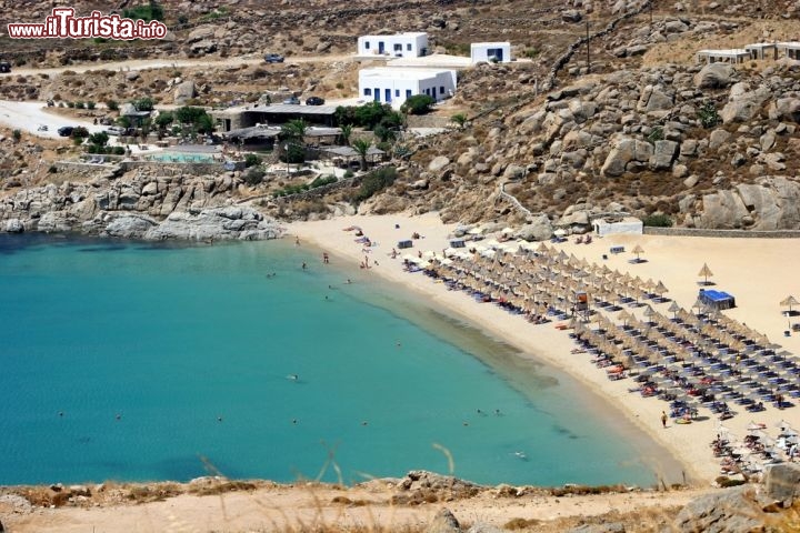 Immagine Super Paradise Beach, la famosa spiaggia di Mykonos. Siamo nell'arcipelago delle isole Cicladi in Grecia - © Shawn Kashou / Shutterstock.com